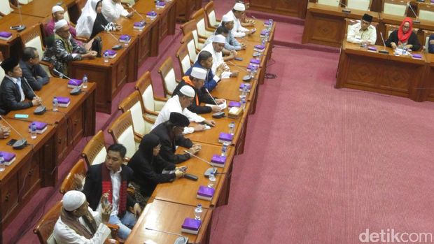 Perwakilan massa aksi 212 dalam rapat dengar pendapat umum (RDPU) di Komisi III DPR, Selasa (21/2/2017)