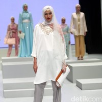 Koleksi Anniesa Hasibuan yang mengangkat tema DJakarta Indonesia Fashion Week 2017 di Jakarta Convention Center. Senayan. Jakarta. [Foto: Mohammad Abduh/Wolipop]