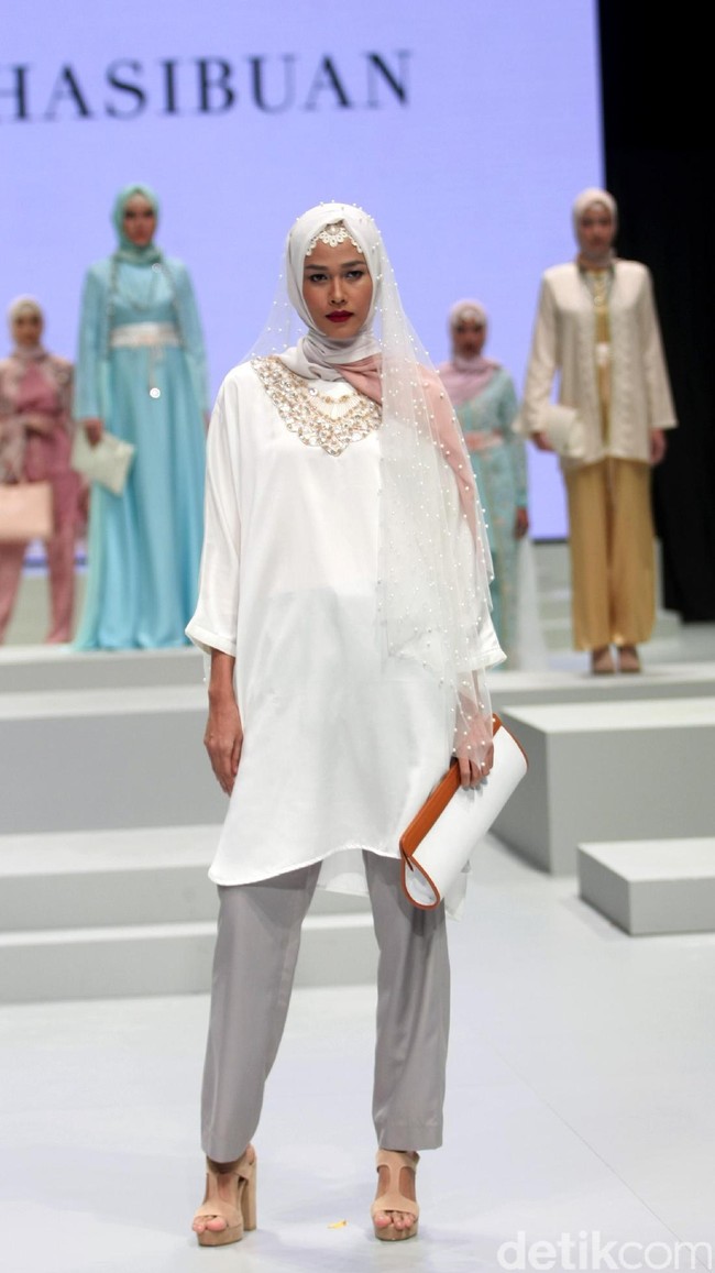 Koleksi Anniesa Hasibuan yang mengangkat tema DJakarta Indonesia Fashion Week 2017 di Jakarta Convention Center. Senayan. Jakarta. [Foto: Mohammad Abduh/Wolipop]