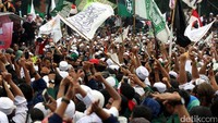 Dalam aksinya mereka menuntut dan meminta DPR agar menyalurkan aspirasi mereka terkait pemberhentian Gubernur DKI Jakarta Basuki Tjahja Purnama (Ahok) terkait status terdakwa kasus penodaan agama.
