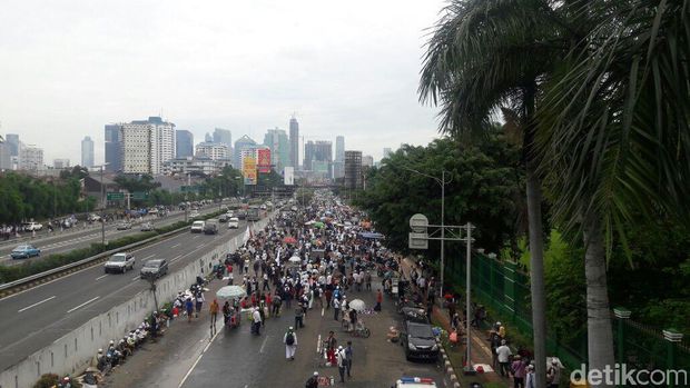  Massa aksi 212 membubarkan diri dari depan gedung MPR/DPR, Selasa (21/2/2017)