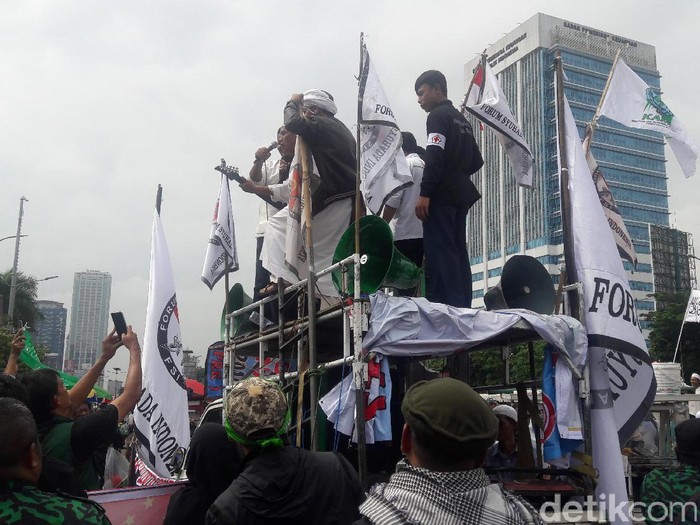 Aksi 212 Usai, Masih Ada Massa yang Lanjut Orasi di Depan DPR