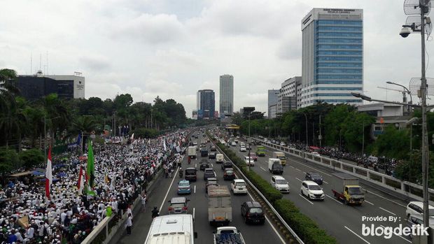  Massa aksi 212 di depan gedung MPR/DPR, Selasa (21/2/2017)