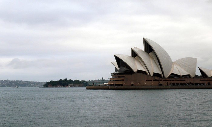 Suasana Sydney Opera House saat malam