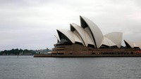 Dari kejauhan, pesona Sydney Opera House juga bisa traveler nikmati secara gratis. Sungguh pelabuhan yang Instagenik dan wajib dimasukkan daftar tempat untuk dikunjungi bila liburan ke Sydney (Wahyu/detikTravel)