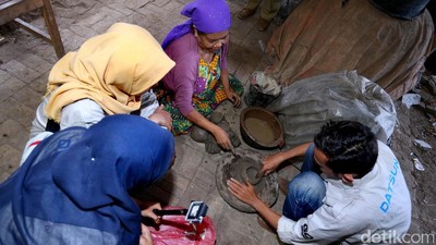 Para Risers Belajar Membuat Gerabah