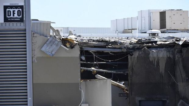 Gedung yang dihantam pesawat rusak parah