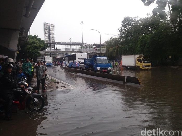 Banjir 30 Cm di Perempatan Grogol, Arus Lalu Lintas Macet