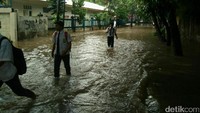 Wakil Kepala Sekolah Bidang Sarana dan Prasarana, Muhammad Zuchdi mengatakan ketinggian banjir di sekolah sempat mencapai satu meter.