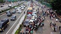 Massa aksi 212 mulai membubarkan diri dari depan gedung MPR/DPR, Jakarta, Selasa (21/2/2017). Lajur TransJakarta (busway) pun kembali dibuka.