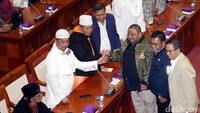 Mereka melakukan salam komando sebelum pertemuan dimulai.