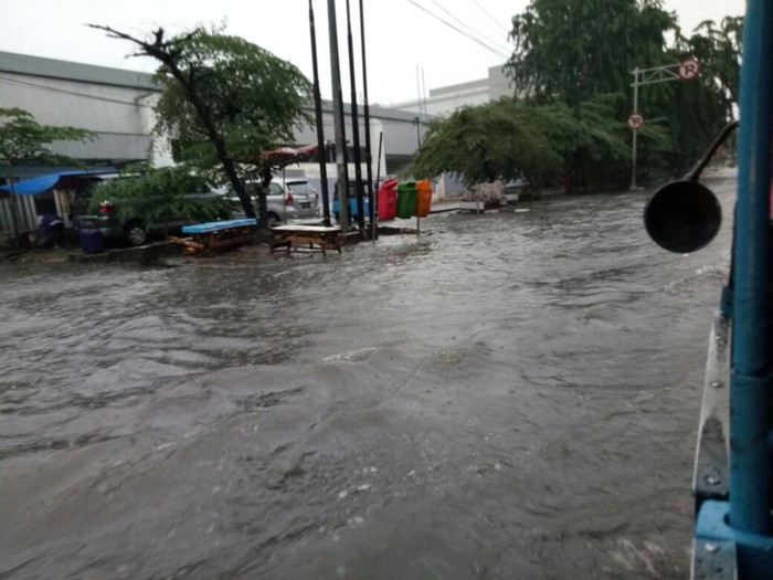 Kejebak Banjir di Jakpus, Andi Pulang ke Bogor Tak Jadi Ngantor