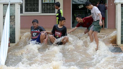 Banjir di Cipinang Indah Jadi Arena Bermain Anak-anak