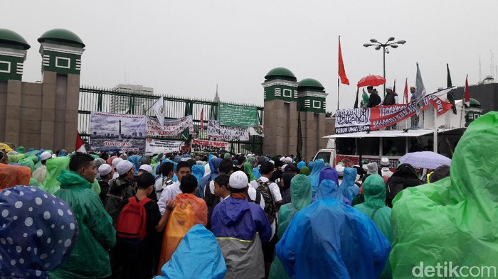 Massa Aksi 212 Mulai Padati Depan Gedung DPR