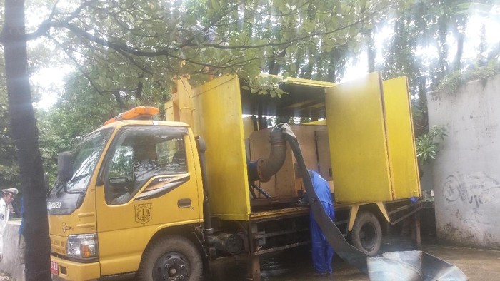 8 Mobil Pompa Dikerahkan Sedot Genangan Air di Grogol