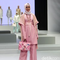 Koleksi Anniesa Hasibuan yang mengangkat tema DJakarta Indonesia Fashion Week 2017 di Jakarta Convention Center. Senayan. Jakarta. [Foto: Mohammad Abduh/Wolipop]