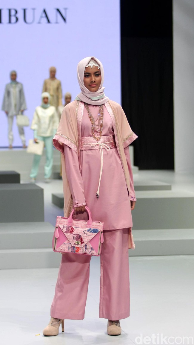 Koleksi Anniesa Hasibuan yang mengangkat tema DJakarta Indonesia Fashion Week 2017 di Jakarta Convention Center. Senayan. Jakarta. [Foto: Mohammad Abduh/Wolipop]