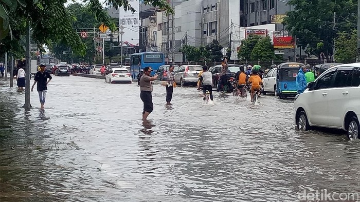 Ada Genangan di Gunung Sahari, Lalu Lintas Macet