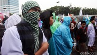Meski diguyur hujan, massa tetap berdatangan.