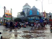 Belum Surut, Banjir di Kelapa Gading Jadi Tontonan Warga