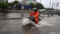 Ada juga pemotor yang nekat menerobos banjir.