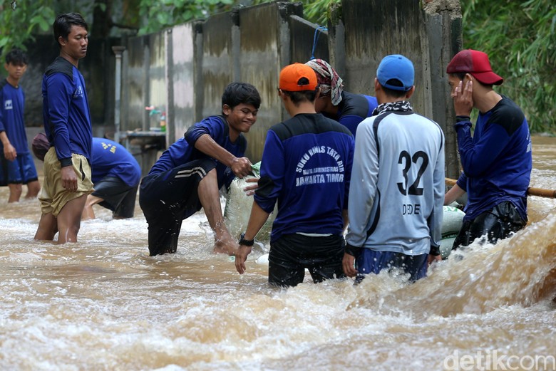 Dinas SDA DKI Siagakan 8.000 Pasukan Biru Atasi Banjir Jakarta Dinas SDA DKI Siagakan 8.000 Pasukan Biru Atasi Banjir Jakarta