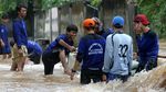 Pasukan Biru Berjibaku Tutup Tanggul Jebol di Cipinang Indah
