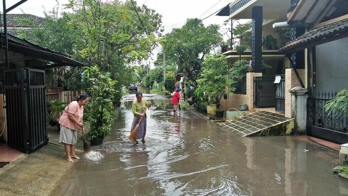 Banjir 1 Meter di Ciputat Mulai Surut, Warga Bersih-bersih
