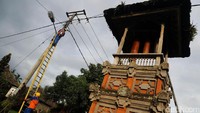 Dua orang petugas memasang jaringan listrik di Desa wisata Penglipuran, Kabupaten Bangli, Bali, Selasa (21/2/2017).