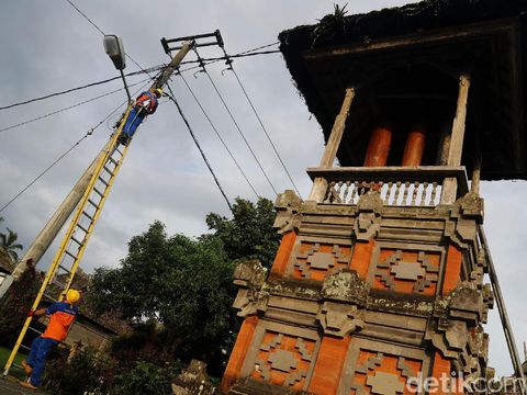 Petugas PLN sedang memasang meteran listrik di rumah pelanggan di Desa Pengotan, Kabupaten Bangli, Bali, Selasa (21/2/2017). PT PLN Distribusi Bali menargetkan program listrik pedesaan di wilayahnya mampu mencakup 2.322 pelanggan pada 2017.