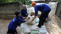 Tanggul jebol menjadi penyebab banjir di Cipinang Indah. Saat ini upaya perbaikan tanggul telah dilakukan oleh petugas Suku Dinas Tata Air.