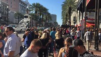 Ini adalah parade yang seru. Warga dan wisatawan tampak menikmati suasana. Parade selesai mereka akan pindah ke French Quarter (Angga/detikTravel)