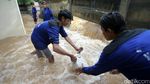 Pasukan Biru Berjibaku Tutup Tanggul Jebol di Cipinang Indah