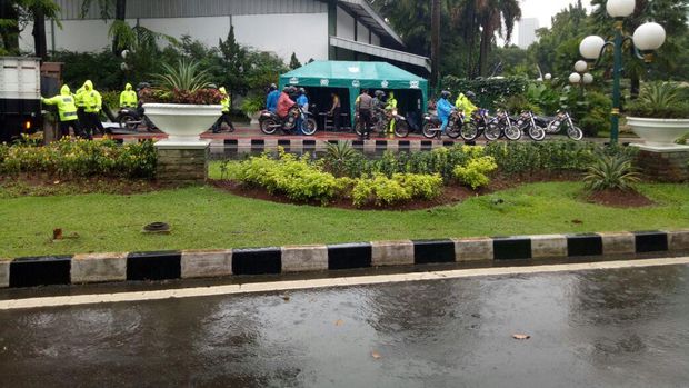 Polwan berjas hujan siaga di barisan depan.