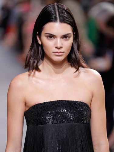 Ngeri! Kendall Jenner Facial dengan Biang Es & Aseton untuk Cegah Jerawat
