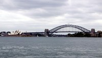 Tak jauh dari Sydney Opera House, ada Sydney Harbour Bridge yang juga tak kalah populer. 2 Destinasi ini seperti sudah menjadi satu paket yang saling melengkapi di mata wisatawan (Wahyu/detikTravel)