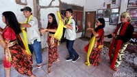 Keceriaan terlihat wajah para risers yang ikut menari.