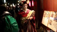 Geisha sudah ada sejak ratusan tahun di Jepang. Dalam bahasa Jepang, Geisha berarti orang seni atau orang yang terampil dalam seni tradisional seperti musik, tari, menyanyi, dan upacara minum teh. Namun seiring waktu, Geisha memiliki perkembangan makna seperti wanita penghibur (Andi Saputra/detikTravel)