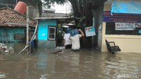 Hingga sekitar pukul 11.50 WIB, air belum surut. Warga tampak membersihkan dan mengamankan setiap peralatannya.