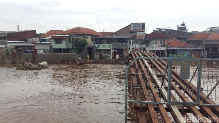 Dirjen SDA Cek Tanggul di Kali Ciliwung Kampung Pulo