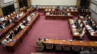 Anggota dewan pun menerima para peserta aksi dan mengajaknya berdiskusi di ruang sidang.