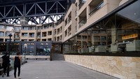 Sambil menanti matahari terbenam, traveler bisa berjalan-jalan di sekitar area Sydney Harbour. Ada banyak hotel, restoran, hingga pusat perbelanjaan di sekitarnya yang akan memanjakan traveler. Jalan kaki pun nyaman karena jalannya lebar-lebar (Wahyu/detikTravel)