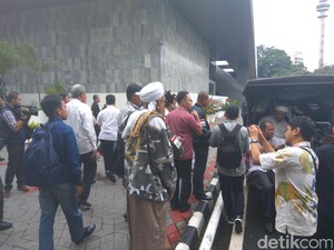 Komisi III DPR Ikut Orasi, Perwakilan dari PDIP Disoraki
