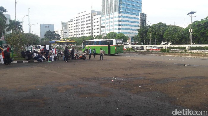 Massa Aksi yang Orasi di Depan Gedung DPR Bubar