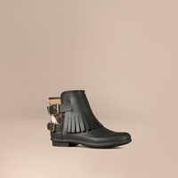 Para pencinta sepatu boots kerja seperti Doc Martens mungkin merasa bahwa mereka adalah orang yang suka membuat rencana untuk masa depan. Daripada hidup secara impulsif, mereka sangat analitis dan lebih suka hidup memiliki strategi. Cara ini membuat mereka selalu siap dan tidak khawatir tentang hambatan yang terjadi. “Pemakai boots kerja memiliki dasar, sangat praktis, dan selalu memiliki rencana. Orang ini tidak pernah bergerak tanpa rencana dan selalu berpikir dua atau tiga langkah ke depan,” kata Kelada. Foto: ist