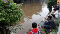 Tak hanya menjala, beberapa juga terlihat memancing di tepi sungai.