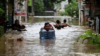 Di kawasan ini banjir mencapai hingga 1,5 meter.