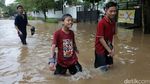 Banjir di Cipinang Indah Jadi Arena Bermain Anak-anak