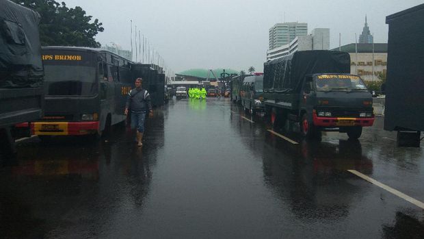 Personel gabungan TNI/Polri mengamankan aksi 212.