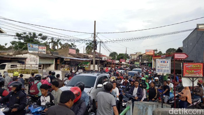Kali Wetan Meluap, Lalin Jl Raden Fatah Kota Tangerang Macet Total